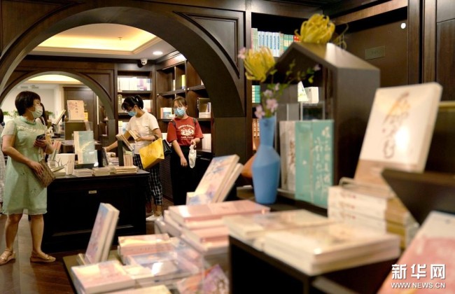 　　读者在西安钟楼书店内（8月25日摄）。新华社记者 刘潇摄