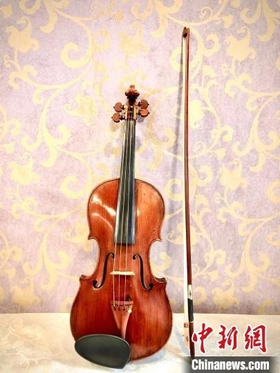 　“设计乌托邦”音乐快闪秀直播中使用的18世纪意大利仿斯特拉迪瓦里小提琴。　来源：清华大学艺术博物馆官方微信公众号