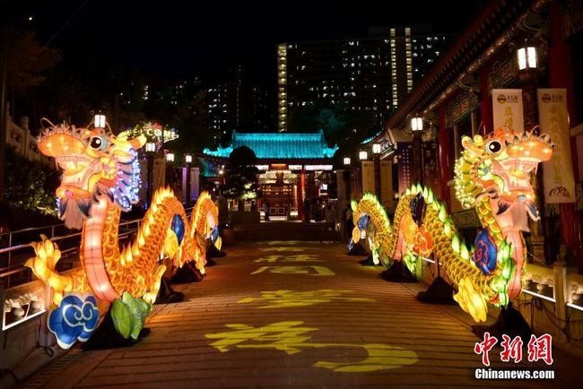 9月6日，为迎接中秋佳节及庆祝黄大仙宝诞，香港啬色园黄大仙祠将于中秋节前后举办花灯庙会等多项活动与民同乐。图为以龙为造型的花灯。 中新社记者 李志华 摄