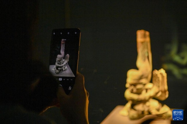 9月28日，市民在四川博物院“山高水阔 长流天际——长江流域青铜文明特展”上拍摄三星堆遗址出土的铜跪坐人像。