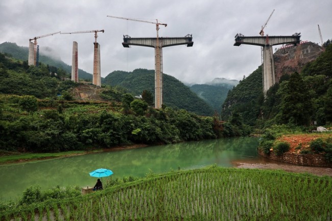 位于贵州省贵定县的贵南高铁桐子园双线特大桥施工现场