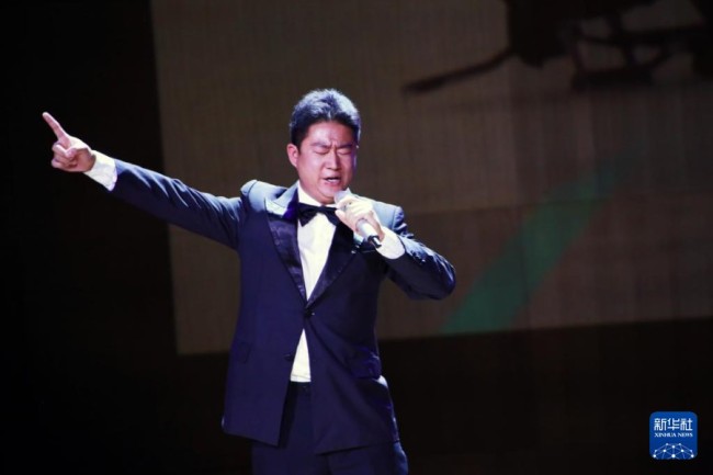 10月13日，中国残疾人艺术团视障演员蒋灿演唱原创歌曲《你我共命运》。