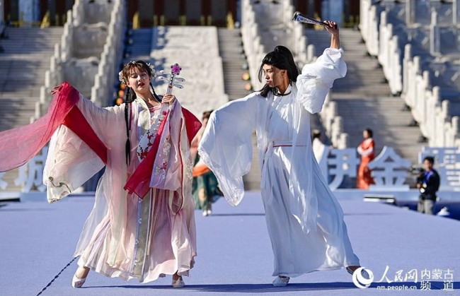 10月11日，模特在实景时装秀《汉唐古韵》篇章中展示服饰。