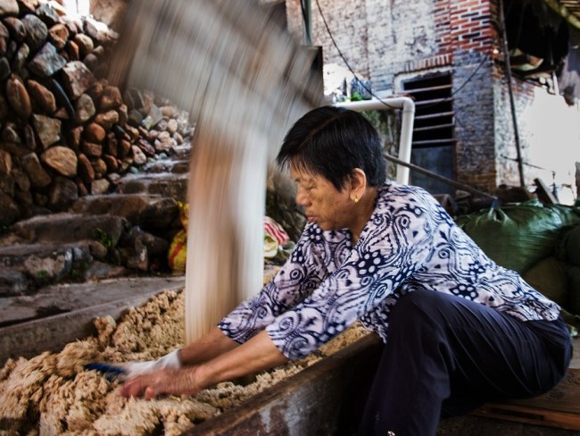 晒干后的竹丝用石灰水发酵，两三个月后捞出洗净晒干，然后用清水泡，去除杂质，晒干，舂细。罗道荣摄