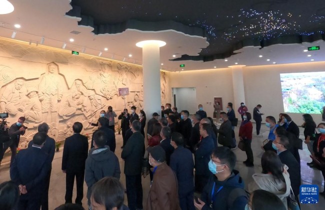10月17日，参观者在园区内的仰韶文化博物馆观展。