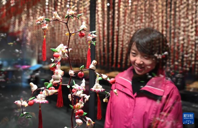 10月16日，观众在陕北民俗博物馆欣赏民间面花。