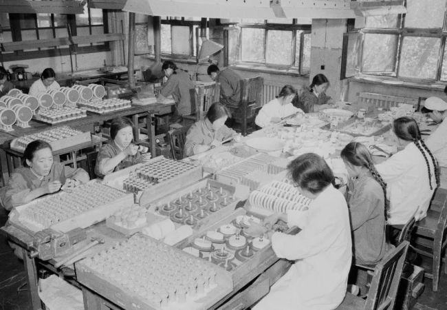 1975年，798厂（华北无线电器材厂三分厂）三车间高功率电容器装配班的工人正在紧张劳动。胡敦志/摄