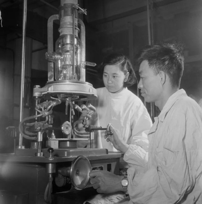 上世纪50年代末，774厂（北京电子管厂）的新产品试制成功。冯文冈/摄
