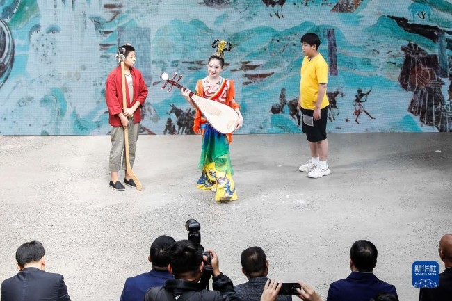 10月19日，演员们在发布会上表演敦煌文化主题的儿童舞台剧。