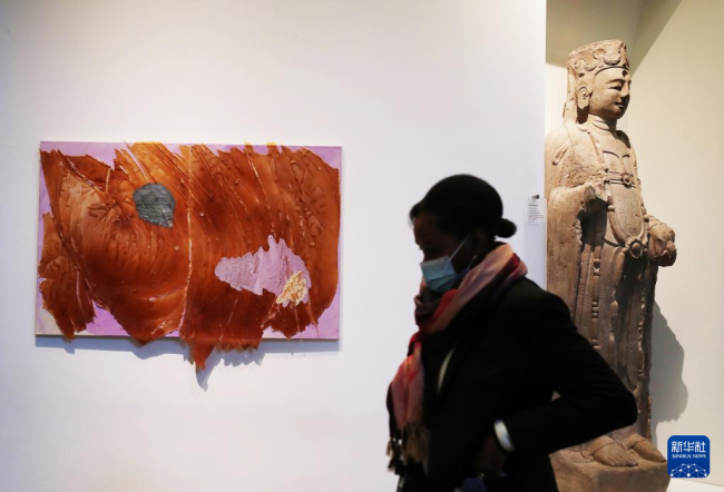 0月21日，一名女子在法国巴黎集美亚洲艺术博物馆参观越南艺术家的现代艺术作品。