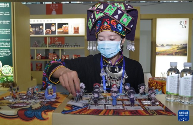 10月27日，商家在创意云南2021文化产业博览会上摆放文创产品。