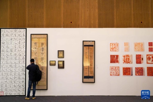 10月27日，观众在北京嘉德艺术中心欣赏展出的艺术品。