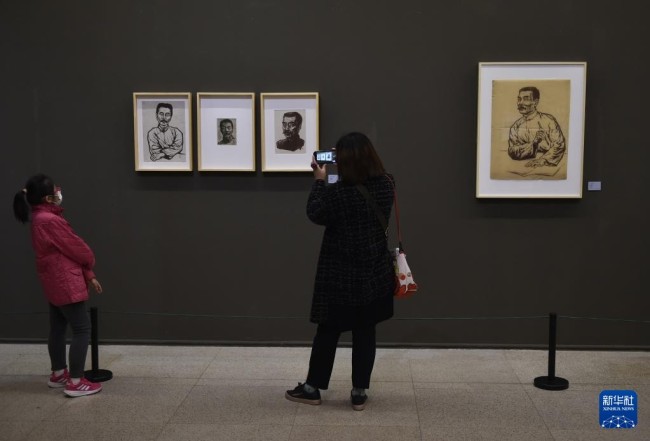 10月31日，观众在中国美术馆参观展出作品。