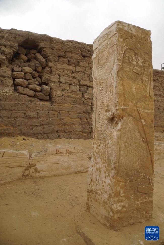 这是在埃及首都开罗以南的塞加拉地区拍摄的陵墓内的石柱。