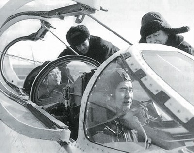 　　顾诵芬（后座）与飞行员鹿鸣东在歼教6 飞机上。