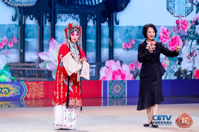 李海燕与学生表演京剧《锁麟囊》
