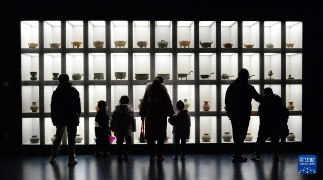 1月2日，市民在山东省滕州市博物馆内参观。