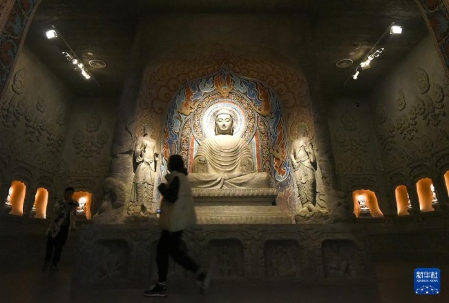 1月2日，市民在河北省邯郸市博物馆参观。