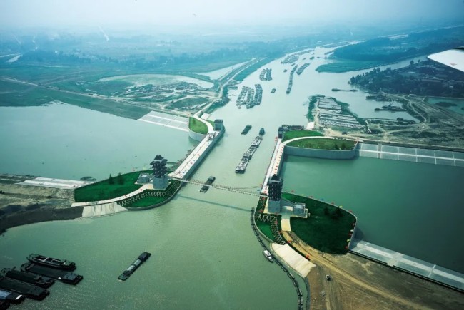 苏北灌溉总渠与京杭运河交汇处，是淮河入海水道工程的第二级枢纽工程。（摄影/缪宜江，图自《中国国家地理》2008年2月） 