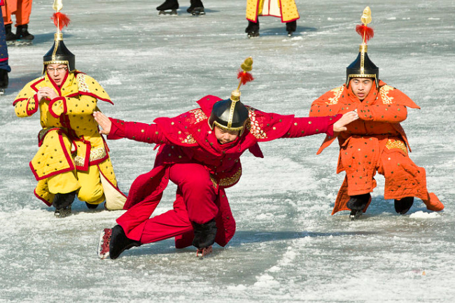 戏说《冰嬉图》——清朝冰雪运动乌拉滑子 