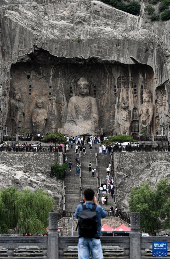 龙门石窟：千年石刻艺术引游客