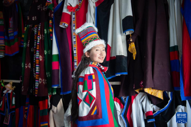  西藏非遗传承人：让“五彩彩虹服”更加鲜艳 