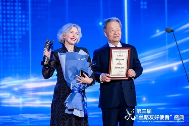 杨传堂为丝路友好使者伊雷妮·皮韦蒂颁奖。