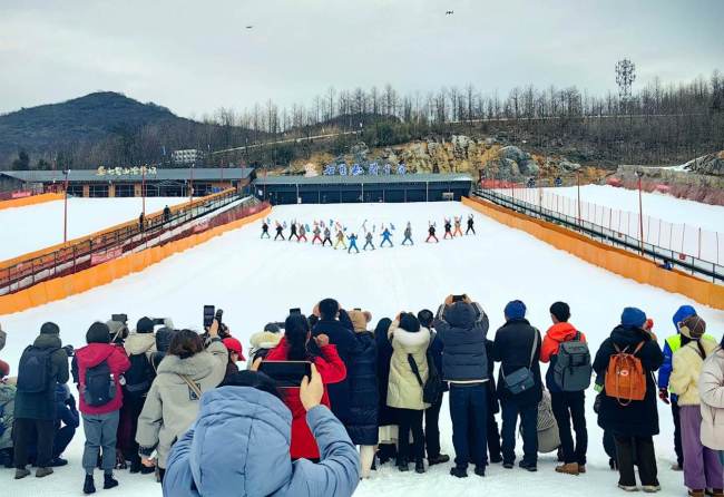 张家界七星山滑雪场的滑雪表演 本报驻湖南记者 张 玲 摄