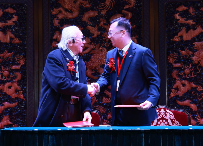 宋明远先生与中康联公益基金会战略发展委员会主任刘磊共同签署成立协议