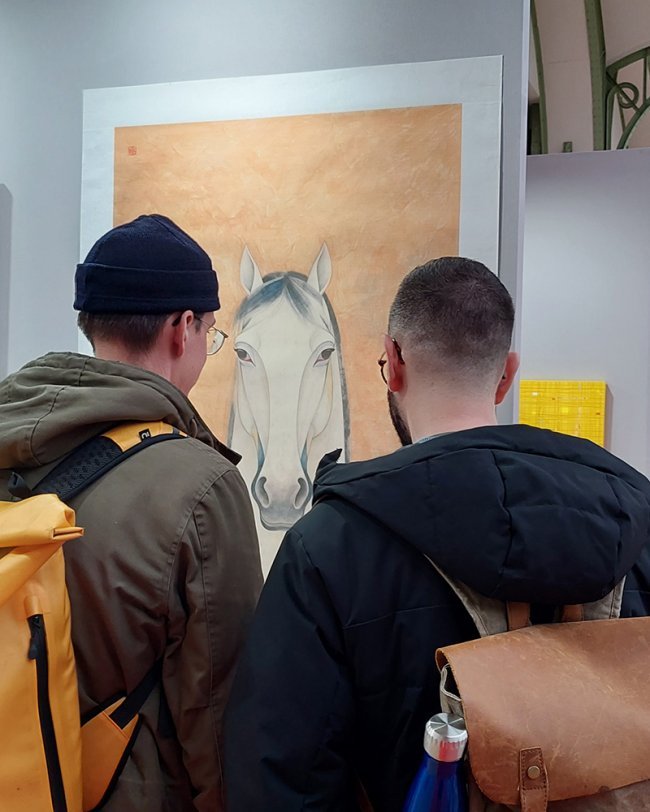 从语言命题到视觉经验：傅文俊综合媒介作品《白马非马》在法国巴黎大皇宫展出