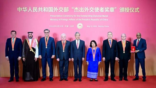 巴基斯坦驻华大使卡里尔·哈什米获中国外交部长王毅颁发“杰出外交官奖章”
