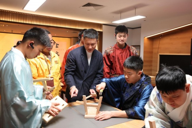 榫卯匠心，代代共守：区锦泽获评传统榫卯家具制作技艺非遗代表性传承人