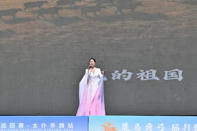 内蒙古青年女高音歌手毛俊丽演唱歌曲《祝福祖国》