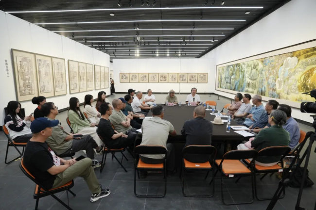 现场丨从戈壁到山地：杨晓阳丝路四十年巡展，贵州壮写南方新章