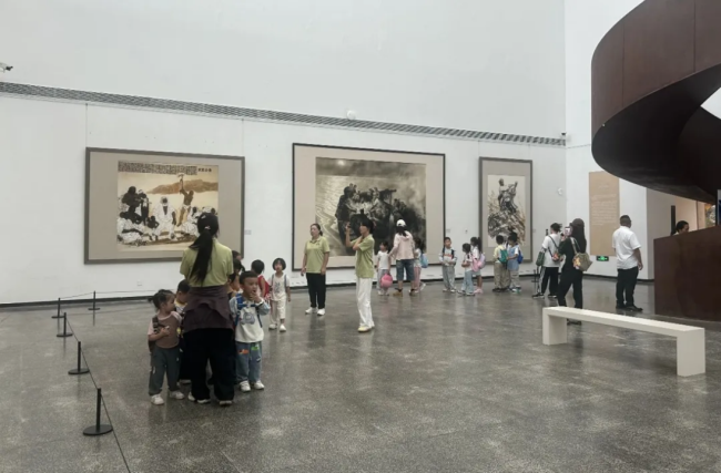 现场丨从戈壁到山地：杨晓阳丝路四十年巡展，贵州壮写南方新章