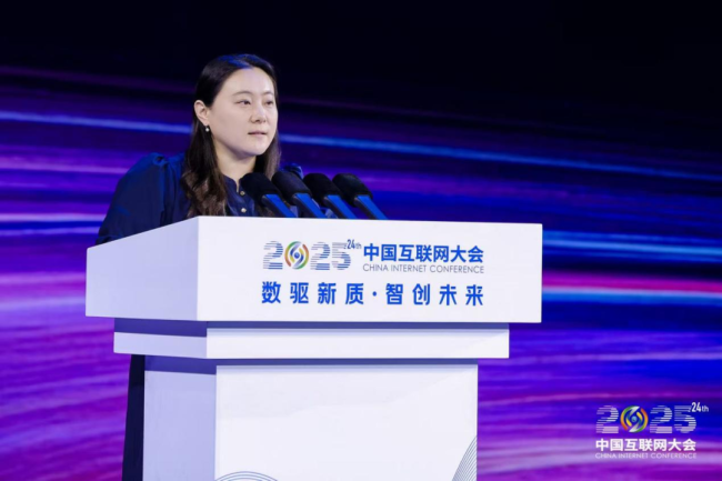 中国互联网协会秘书长助理武玥主持论坛