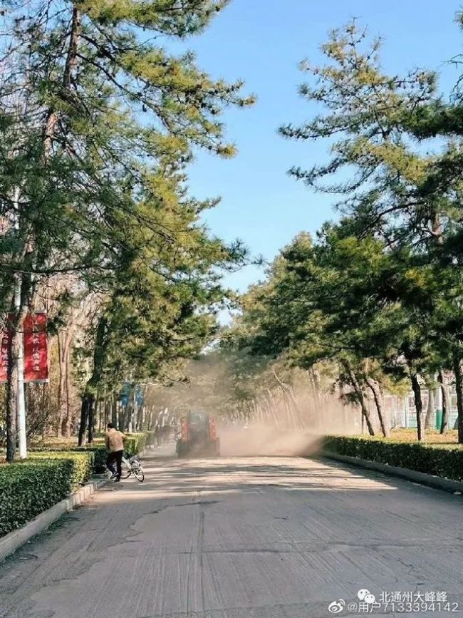北京一大学封闭管理，校内施工环境堪忧？