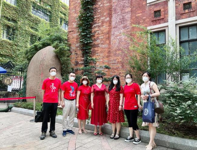 直击上海高考现场：全家穿红衣送考