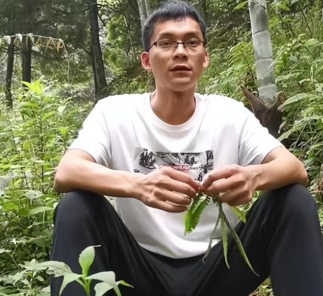 “高考钉子户”唐尚珺放弃复读，开启直播首秀