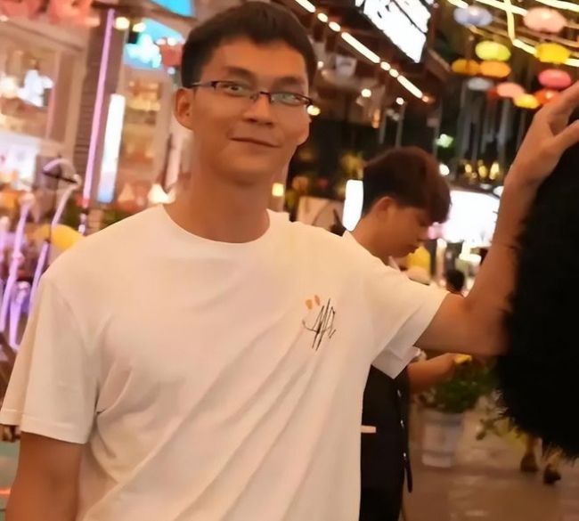 “高考钉子户”唐尚珺放弃复读，开启直播首秀