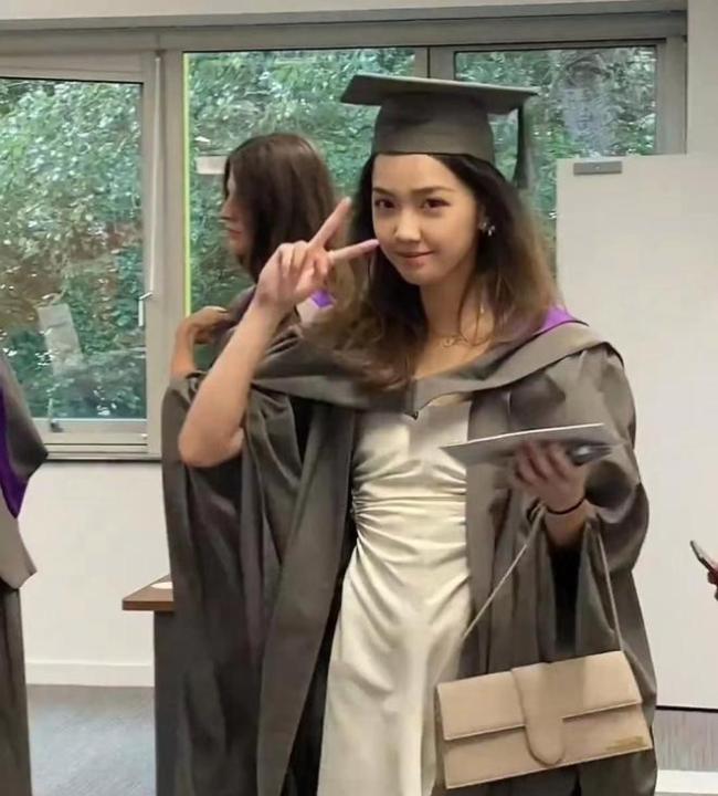 中国女生的英国毕业秀，高挑气质压制全场