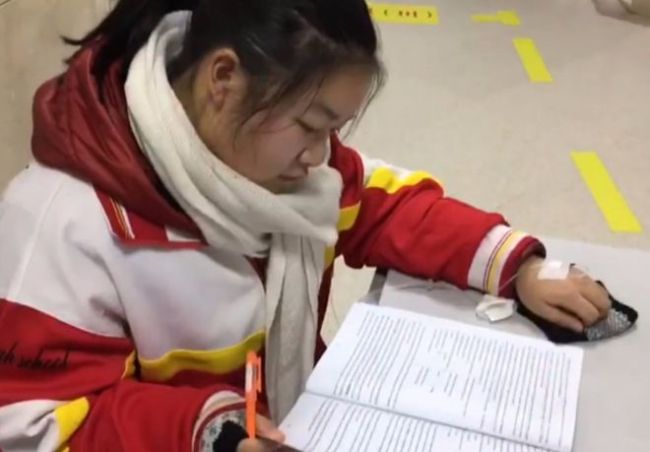 央视网回应不支持学生边输液边做题