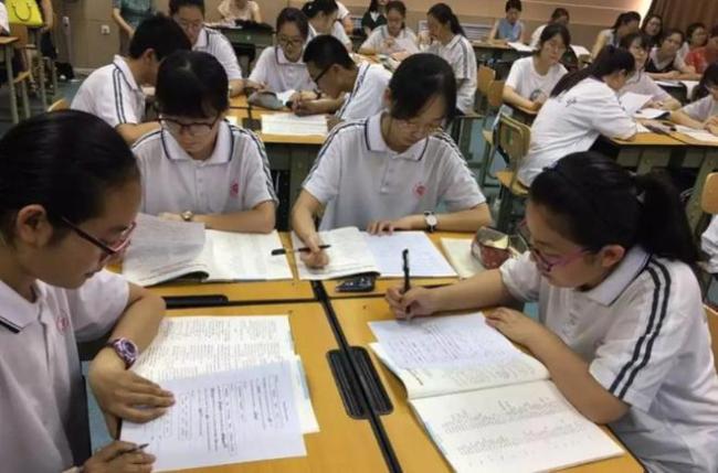 文科都是服务业？张雪峰直播“黑”文科，劝退学生还是恨铁不成钢