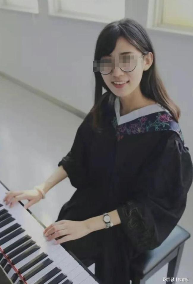 “我想你”这种话,30岁老师对16岁学生怎说得出口?