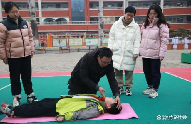 杭州一中学117名老师考取救护员证，有学生因此获救，校长回应