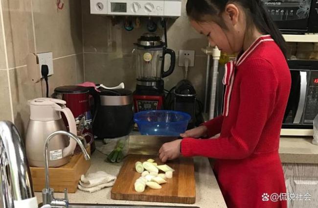 寒假作业“新花样”，杭州一小学让孩子学做菜