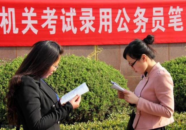 有学校禁止教师考公考编，入职签“卖身契”，考编戴“电子镣铐”