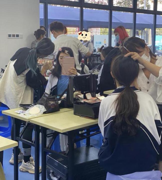 初中女生“自认很美”的3个行为，男生却看不懂，还会觉得很奇怪