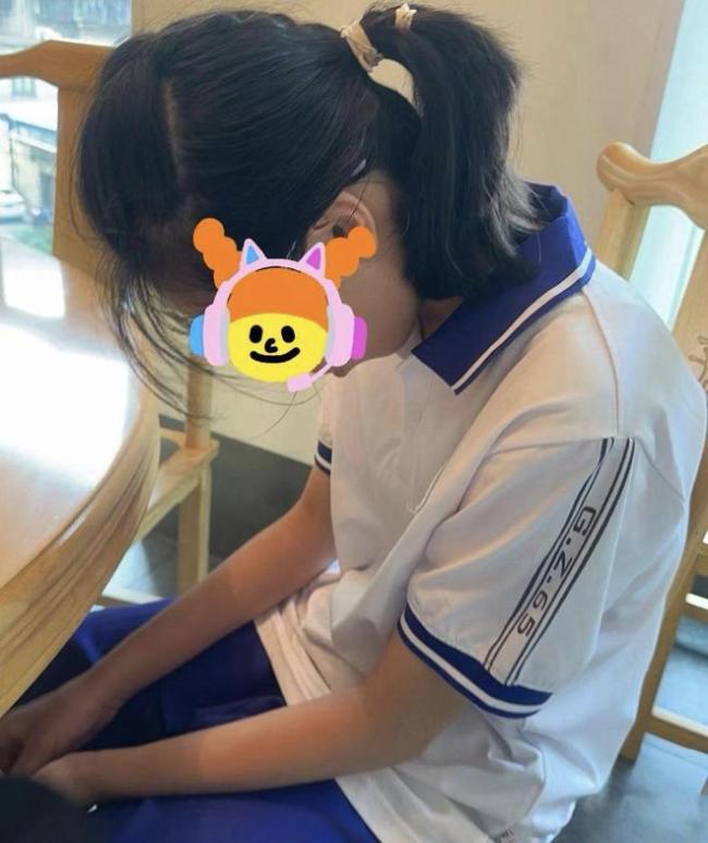 “好寒酸，妈妈吃西餐还要团购”，13岁女儿当场崩溃，网友却怒了