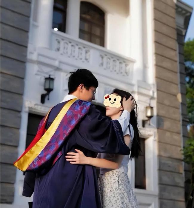 女生被博士男友带着躺平，傲娇地在网上晒自己的幸福